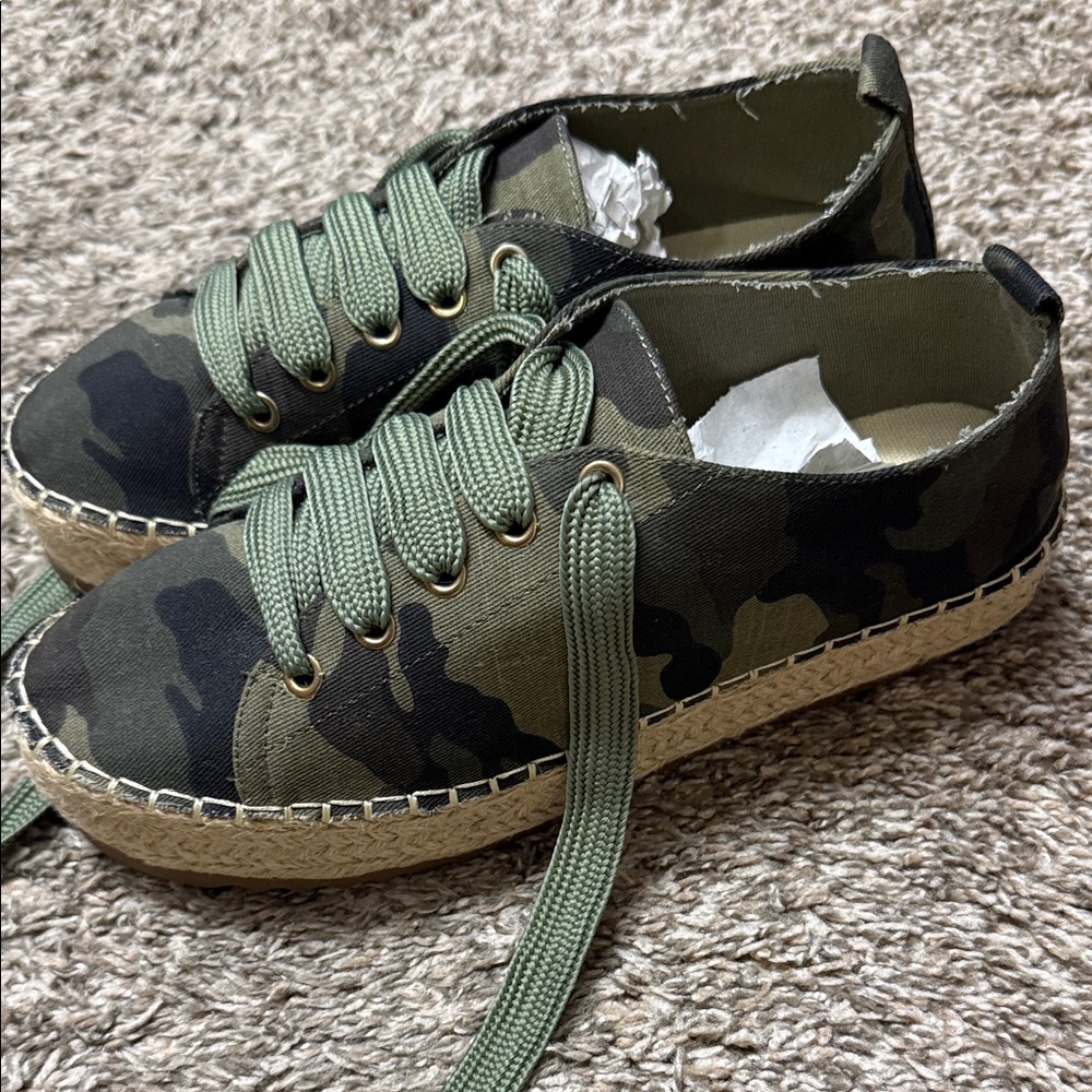 Camouflage Women’s Shoes with Green Laces